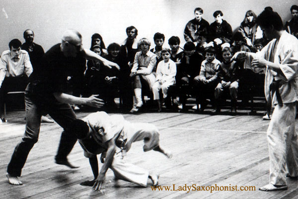 Фото 028: Бой без учёта возрастных и весовых категорий. Завершающий внутриклубный турнир клуба каратэ – киокушинкай "Бусидо", 1993 г.