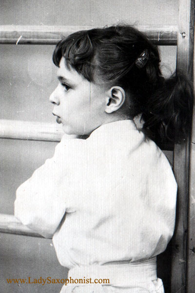 Фото 030: Саксофонистка Светлана Краскова в зале перед тренировкой, возраст 8 лет, 1993 г.
