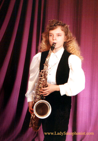 Фото 14: Саксофонистка Светлана Краскова в возрасте 10 лет с саксофоном "тенор", 1995 г.
