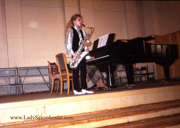 Фото 037: Светлана Краскова (возраст 13 лет), сольное выступление на концерте. Зал Петрозаводского музыкального училища имени К.Э. Раутио, 1998 г/
